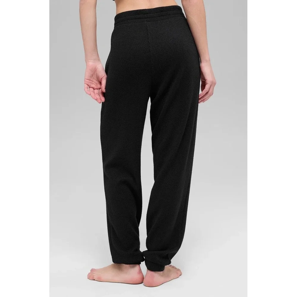 Alo Yoga Waffle Weekend Escape Jogger in Black | Size Large